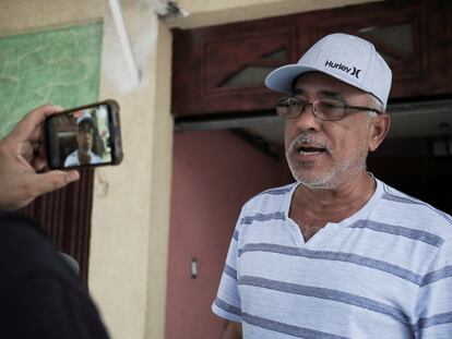 José Guadalupe Mora, hermano de Hipólito, habla con un reportero el 29 de junio en Felipe Carrillo Puerto (Michoacán).