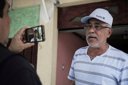 José Guadalupe Mora, hermano de Hipólito, habla con un reportero el 29 de junio en Felipe Carrillo Puerto (Michoacán).
