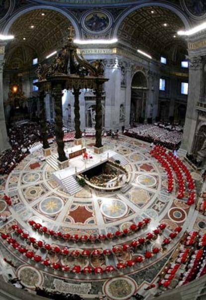 Los cardenales asisten  a la misa <i>pro eligendo romano pontifice</i>, presidida por Joseph Ratzinger en San Pedro.