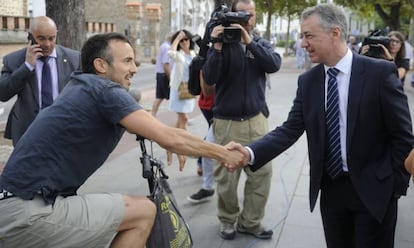 El candidato del PNV, Íñigo Urkullu, durante un paseo electoral en Vitoria este martes