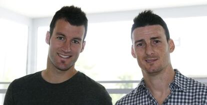 Los futbolistas Aritz Aduriz, a la derecha, e Imanol Agirretxe han presentado este lunes en Bilbao la campaña 'Poziktibity'. 