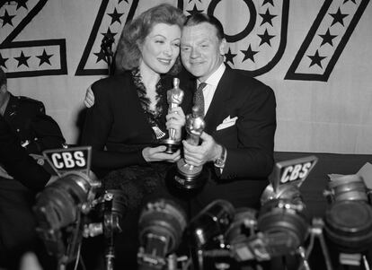 Greer Garson y el discurso eterno – Nada alarga más las galas y las hace más tediosas que los eternos discursos de agradecimiento de los premiados, a pesar de que el tiempo oficial cada vez se acorta más y los elementos disuasorios externos: orquesta y azafatos que aparecen en el escenario con gesto apremiante intentan disuadir a los alborozados galardonados. El 4 de marzo no hubo nadie en el Cocoanut Grove del Hotel Ambassador que disuadiese a Greer Garson de lanzar un discurso de siete minutos para agradecer su premio a mejor actriz por 'La señora Miniver', un drama de guerra romántico dirigido por William Wyler. Un discurso que sigue siendo hoy, y lo seguirá por siempre, esperemos, el más largo de la historia de los premios (y sólo llevaban 15 ediciones). Aunque no se conserva en su totalidad, no consta que Garson se saliese de los lugares comunes de los premiados, pero suponemos que los visitó absolutamente todos. La actriz no volvió a ganar el premio aunque fue nominada siete veces más (imaginamos por qué). Tal vez para compensar este disparate, años después Alfred Hitchcock recogió su Oscar honorífico dando el más corto de la historia: "Gracias... ¡de verdad!" se limitó a decir. Y seguro que a alguien se le hizo largo.