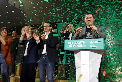 Celebración del resultado electoral de EH Bildu, este domingo en Bilbao. En el atril, el coordinador general de la organización, Arnaldo Otegi, y a su izquierda, el candidato a 'lehendakari', Pello Otxandiano.