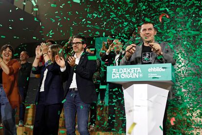 Celebración del resultado electoral de EH Bildu, este domingo en Bilbao. En el atril, el coordinador general de la organización, Arnaldo Otegi, y a su izquierda, el candidato a 'lehendakari', Pello Otxandiano.