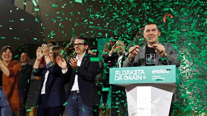 Celebración del resultado electoral de EH Bildu, este domingo en Bilbao. En el atril, el coordinador general de la organización, Arnaldo Otegi, y a su izquierda, el candidato a 'lehendakari', Pello Otxandiano.