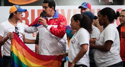 Nicolas Maduro, sosteniendo una bandera de la comunidad LGBT.