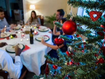 Una familia cena por Navidad.