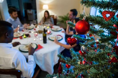 Una familia cena por Navidad.