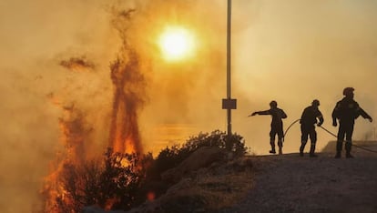 Grecias lucha contra tres enormes incendios forestales en las afueras de Atenas