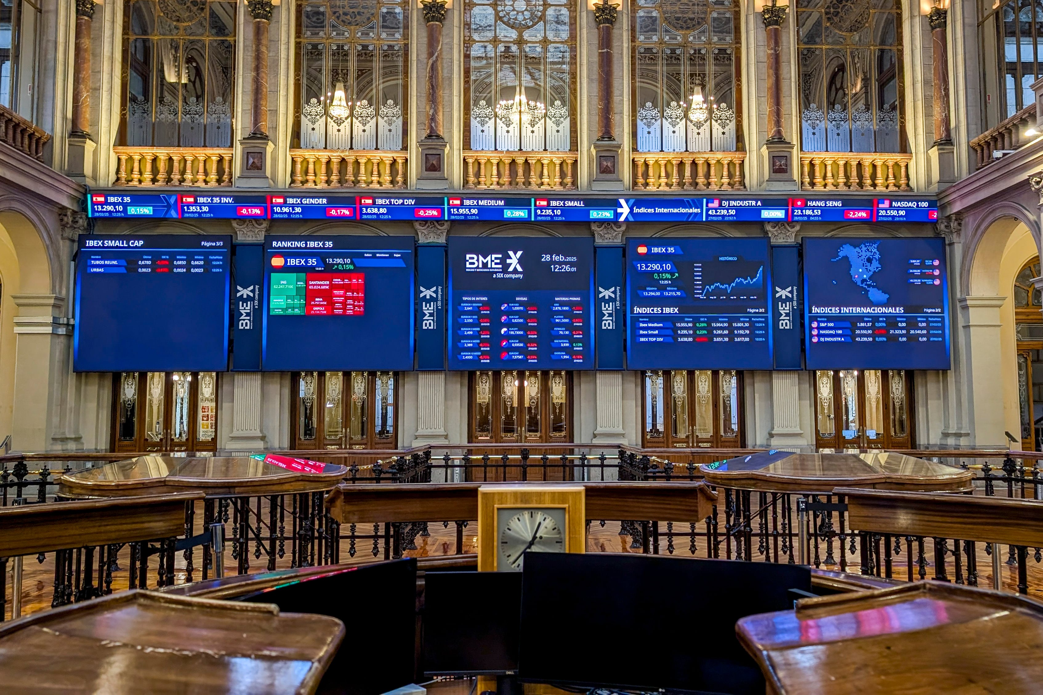 Paneles de la Bolsa de Madrid.