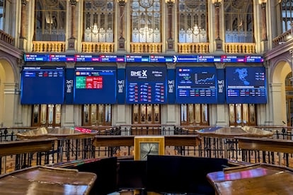 Paneles con las cotizaciones en la Bolsa de Madrid.