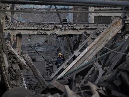 Un bombero en el interior de las instalaciones de la compañía de ferrocarriles bombardeadas en Kiev a principios de junio.