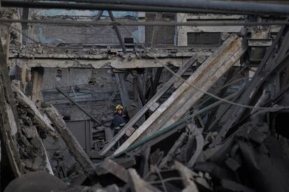 Un bombero en el interior de las instalaciones de la compañía de ferrocarriles bombardeadas en Kiev a principios de junio.