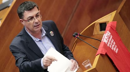 El portavoz de Comprom&iacute;s, Enric Morera, durante el debate en las Cortes.