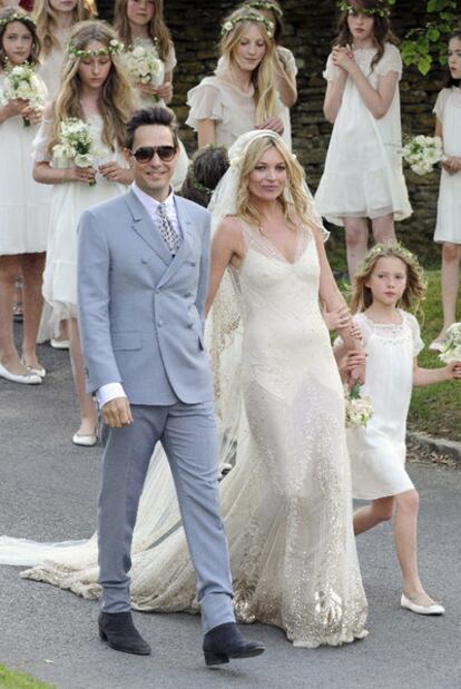 Kate Moss y Jamie Hince, con sus damas.