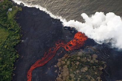 Vista aérea de un río de lava a través de un bosque mientras desemboca en el mar en Malama Flats, en Pahoa (Hawai), el 22 de mayo de 2018.