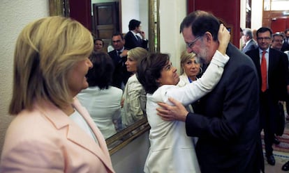 Soraya Sáenz de Santamaría saluda cariñosamente a Mariano Rajoy.