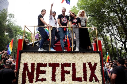El elenco de la serie 'La casa de las flores', producida por Netflix, sobre un carro alegórico en el desfile de 2018.