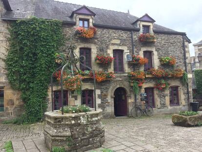 Una de las típicas casas de piedra del siglo XVI en el pueblo de Rochefort-en-Terre, uno de los más bonitos de Francia.