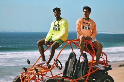 En este chapuzón de nostalgia de Mango Man y Mistral, las sudaderas de colores neón y los pantalones gráficos funcionan tanto en la playa como en la calle.