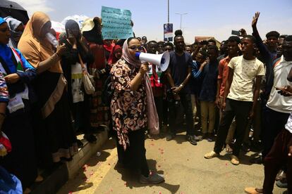 Una multitud de sudaneses se concentra durante un mitin en el área de la sede militar en la capital, Jartum. Los manifestantes han endurecido su postura pidiendo la disolución del Consejo Militar de transición para reemplazarlo inmediatamente con un poder civil. 