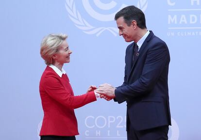 La presidenta de la Comisión Europea, Ursula von der Leyen, es recibida por el presidente del Gobierno en funciones, Pedro Sánchez. 