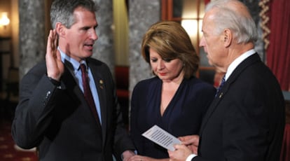Scott Brown presta juramento ante el vicepresidente de EE UU, Joe Biden, y en presencia de su esposa.