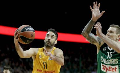 Navarro se zafa de Javtokas.