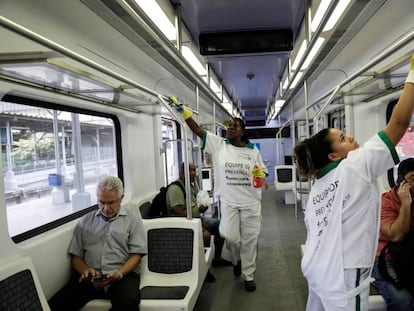 Duas mulheres desinfectam o vagão de um trem no Rio de Janeiro para combater o coronavírus.