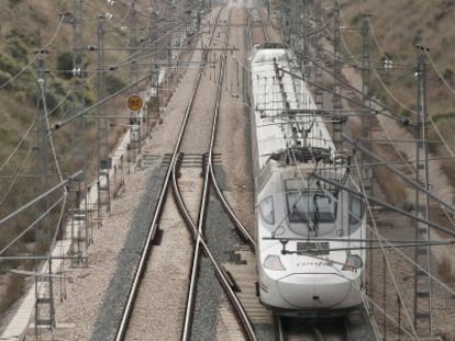 Un tren a su paso por el municio de Oropesa. 