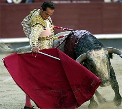 Carlos Escolar, <i>Frascuelo,</i> en su primer toro.