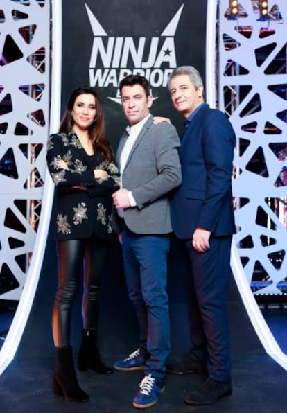 Pilar Rubio, Arturo Valls y Manolo Lama en 'Ninja Warrior'.