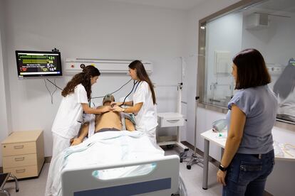 Alumnos de Medicina de la Universidad Autónoma de Barcelona durante un simulacro de urgencias y de consulta médica en la unidad docente del hospital Parc Taulí.