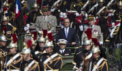 El presidente franc&eacute;s, Fran&ccedil;ois Hollande, durante el desfile militar del D&iacute;a de la Bastilla, este martes en Par&iacute;s.