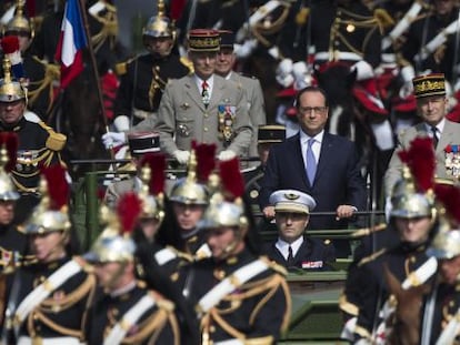 O mandatário francês, François Hollande, durante o desfile militar do Dia da Bastilha, nesta terça-feira em Paris.