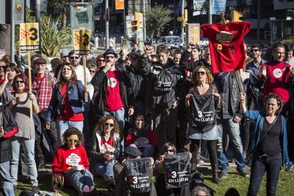 Los trabajadores de TV-3 protestan el pasado marzo frente a la sede de la CCMA.