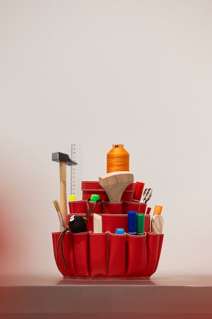 Los artesanos de los talleres de Loewe fabrican sus propias cajas de herramientas. Se refieren a ellas como “la flor”. Cada pieza es única y refleja la personalidad del artista.