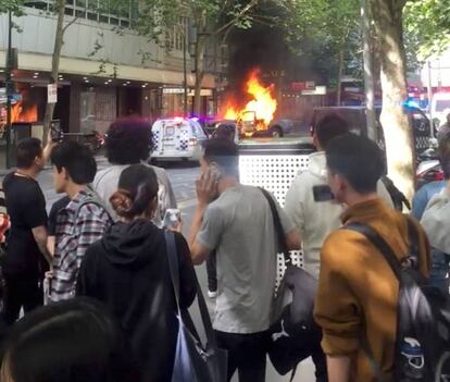 Dos persona han muerto, entre ellas el atacante, y otras dos se encuentran hospitalizadas después de que un hombre las apuñalara en una concurrida calle de la ciudad australiana de Melbourne. En la imagen, un vehículo en llamas en Bourke Street, en Melbourne (Australia).