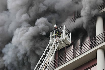 Los destrozos han sido "importantes", según la Diputación de Guipúzcoa. Además de los daños provocados por las llamas en las plantas cuarta, séptima y el subterráneo, los más de 300 ordenadores de la sede tienen las pantallas "rotas". Además, los coches oficiales de algunos inspectores de Hacienda que estaba aparcados en el garaje presentan las lunas rotas. Estos daños, según la investigación, se hicieron antes de que se declarase el incendio.