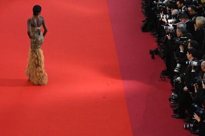 La modelo Maria Borges llega a la alfombra roja por la película 'Rocketman'.