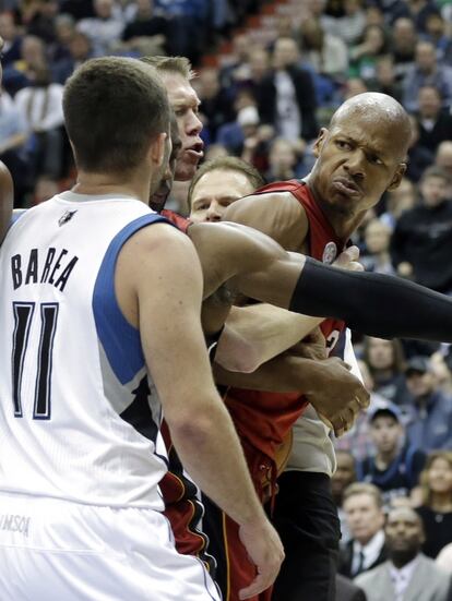 Ray Allen se encara con J. J. Barea.