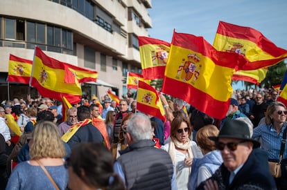 Centenares de personas durante la concentración contra la amnistía en Tarragona.