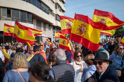 Centenares de personas durante la concentración contra la amnistía en Tarragona.