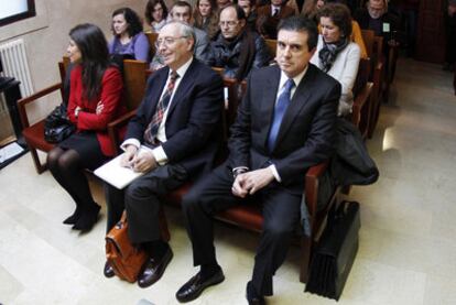 Jaume Matas, sentado en el banquillo de los acusados. A su derecha, el periodista Antonio Alemany y María Umbert, directora  del Gabinete del expresidente de Baleares.