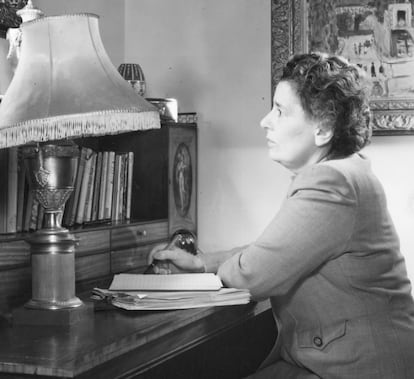 La escritora Rebecca West, en su escritorio, en julio de 1951.