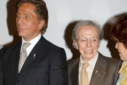 Manuel Pertegaz coincidio con el diseñador italiano Valentino durante la entrega de los Premios Aguja de Oro 2004.