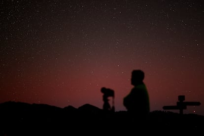 Esta gran actividad de la estrella de nuestro sistema emite partículas cargadas eléctricamente que se dirigen a la Tierra gracias al viento solar. Al acercarse a la termosfera y exoesfera (las capas superiores), los electrones y protones colisionan con los átomos de los gases. Esas colisiones provocan que los electrones de los átomos de nitrógeno y de oxígeno asciendan temporalmente a un estado energético superior, excitado, y vuelven a recuperar los niveles normales. En el proceso, se emiten fotones de luz con distintas longitudes de onda que conforman las auroras. La foto fue tomada en la isla de Gran Canaria, desde San Mateo.