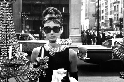 Desayuno con diamantes (Blake Edwards, 1961) - 2 Oscars
	

	Un Oscar de recuerdo y emoción para la balada Moon River escrita por Henri Mancini y Johnny Mercer que acompañaba el paseo madrugador de la señorita Holly Golightly por la Quinta Avenida y su desayuno frente a los escaparates de Tiffany's. El vestido negro de Givenchy señalaba la silueta de una de las secuencias que se convertiría en icono de estilo del siglo XX.