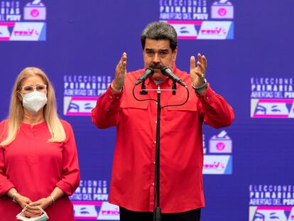El presidente de Venezuela, Nicolás Maduro, junto a la diputada y esposa, Cilia Flores, este domingo durante la jornada de primarias del PSUV.