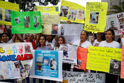 Familiares de migrantes venezolanos, a quienes Estados Unidos atribuyó ser miembros de la pandilla Tren de Aragua y enviados al Centro de Reclusión del Terrorismo (CECOT) en El Salvador, sostienen carteles y fotografías de sus seres queridos durante una protesta frente al edificio de las Naciones Unidas, en Caracas, Venezuela, el 22 de abril de 2025.